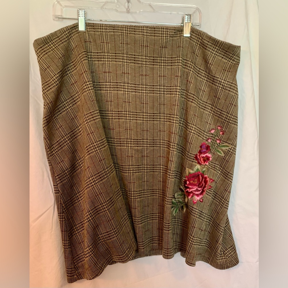 Knee length skirt with embroidered flowers
